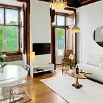 Elegant River View Corpo Santo Apartman *